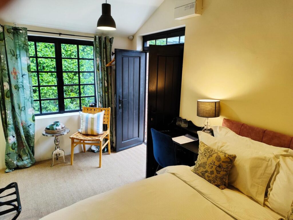 cotswold-bankview-standard-double-room-ensuite-bathroom-01