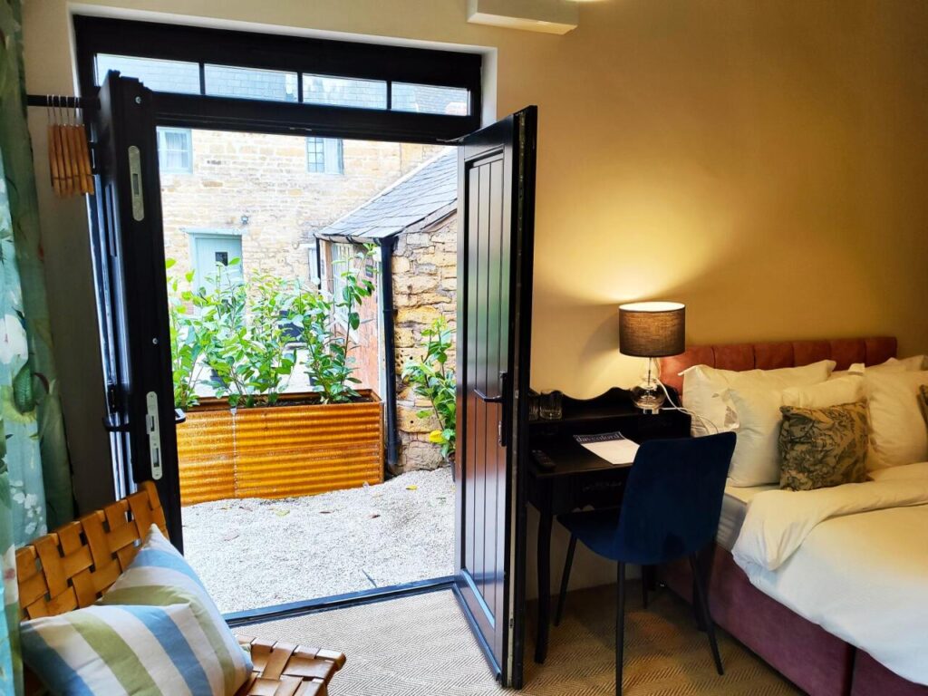 cotswold-bankview-standard-double-room-ensuite-bathroom-03
