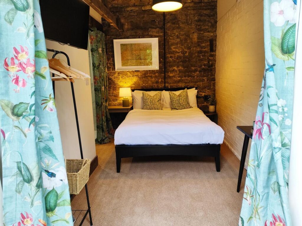 cotswold-bankview-standard-double-room-ensuite-bathroom-08