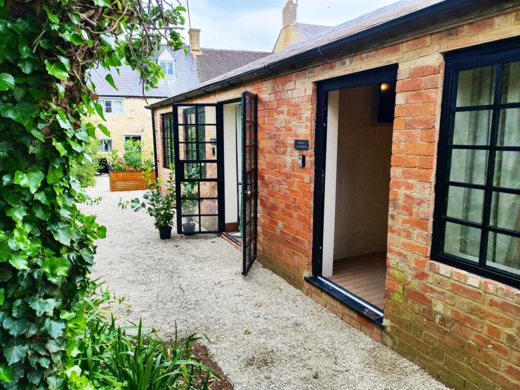 cotswold-bankview-standard-double-room-ensuite-bathroom-18