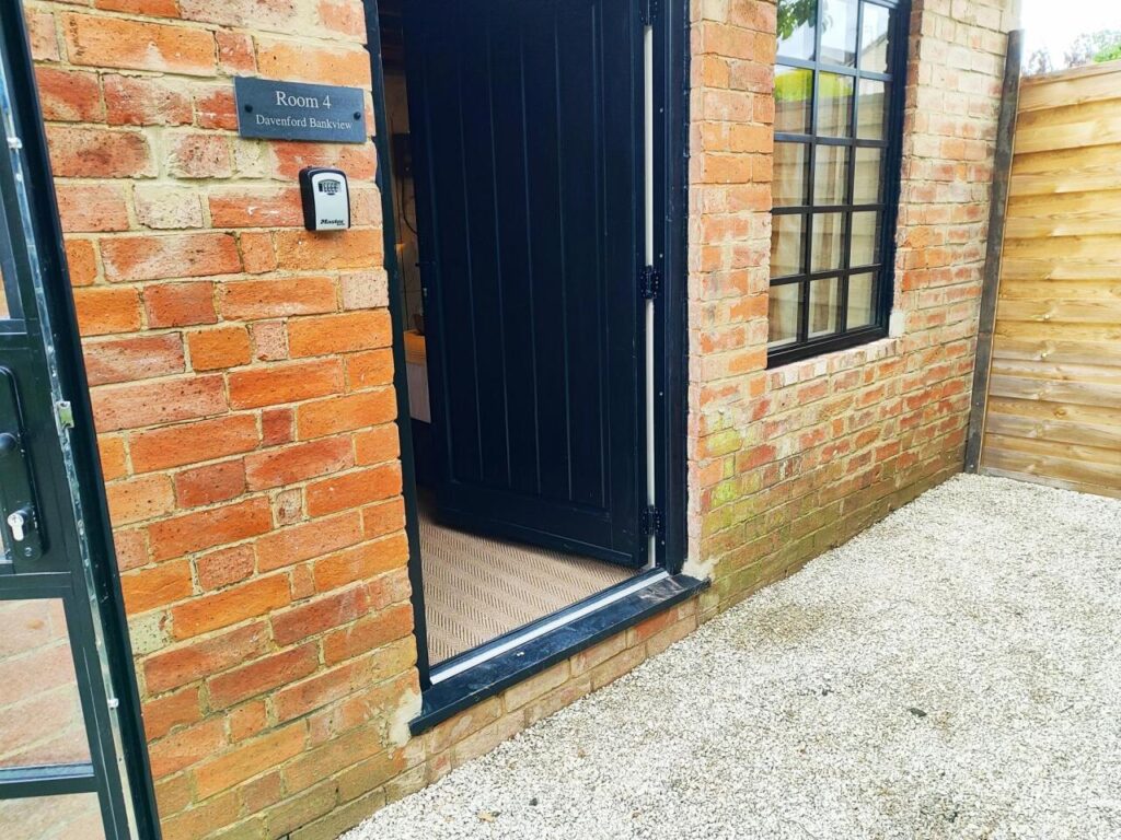 cotswold-bankview-standard-double-room-ensuite-bathroom-19