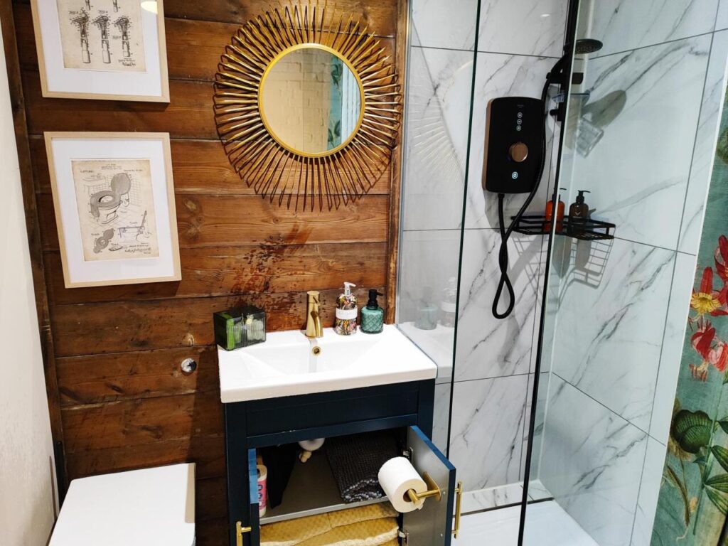 cotswold-bankview-standard-double-room-ensuite-bathroom-23
