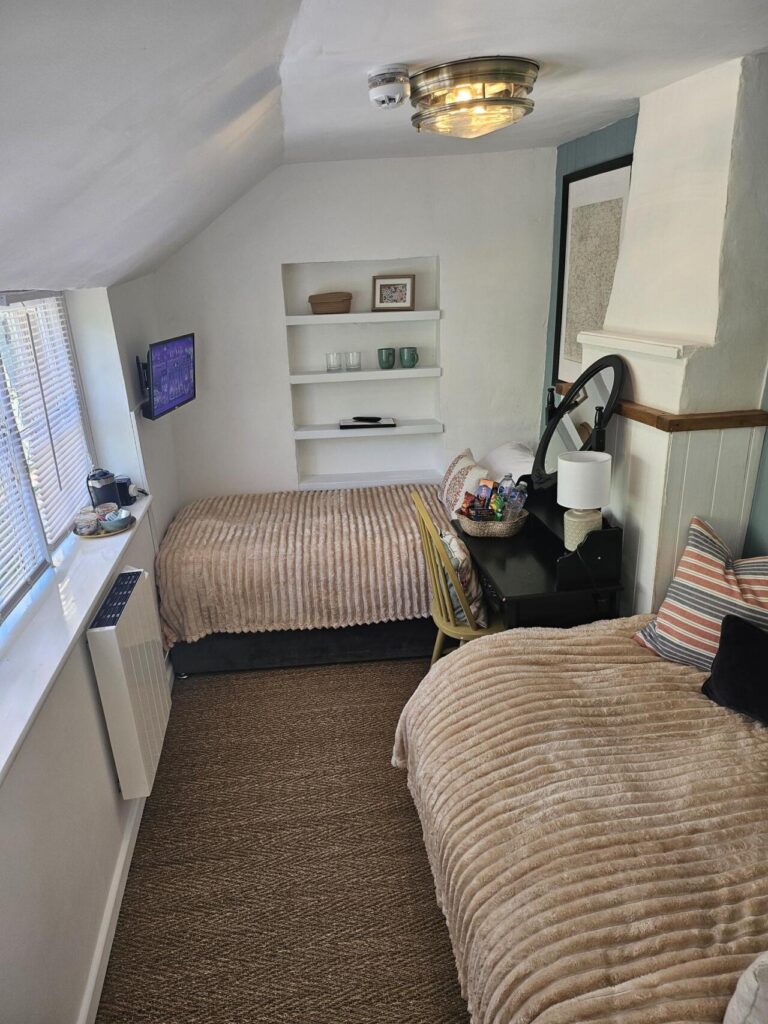 cotswold-bankview-twin-room-standard-ensuite-with-shower-courtyard-view-04